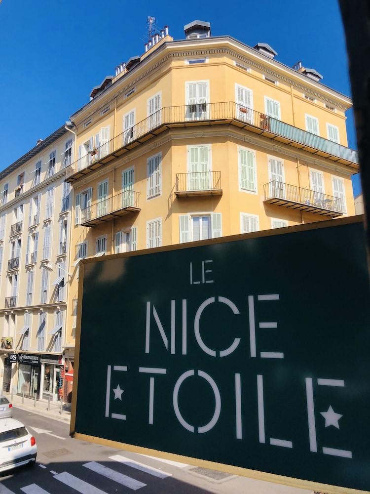 Le Etoile Hotel